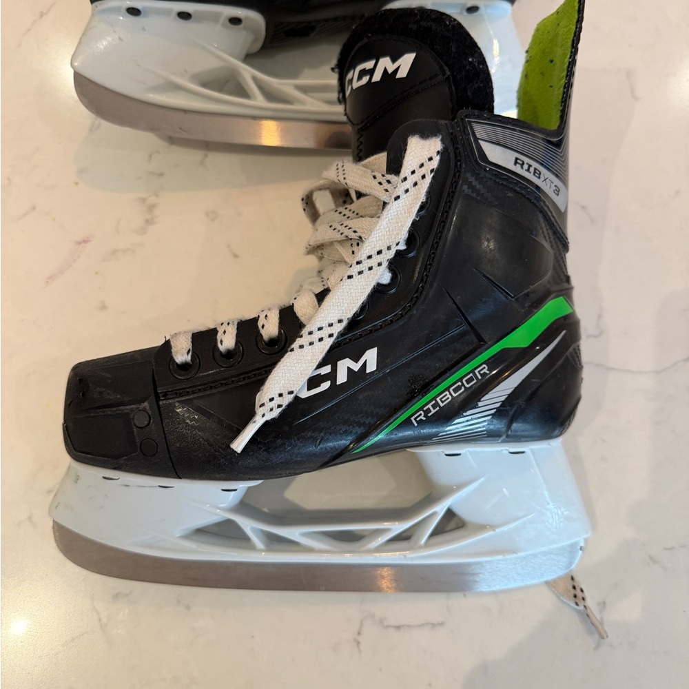 CCM Ribcor Skates Big Kid - Picture 3 of 8